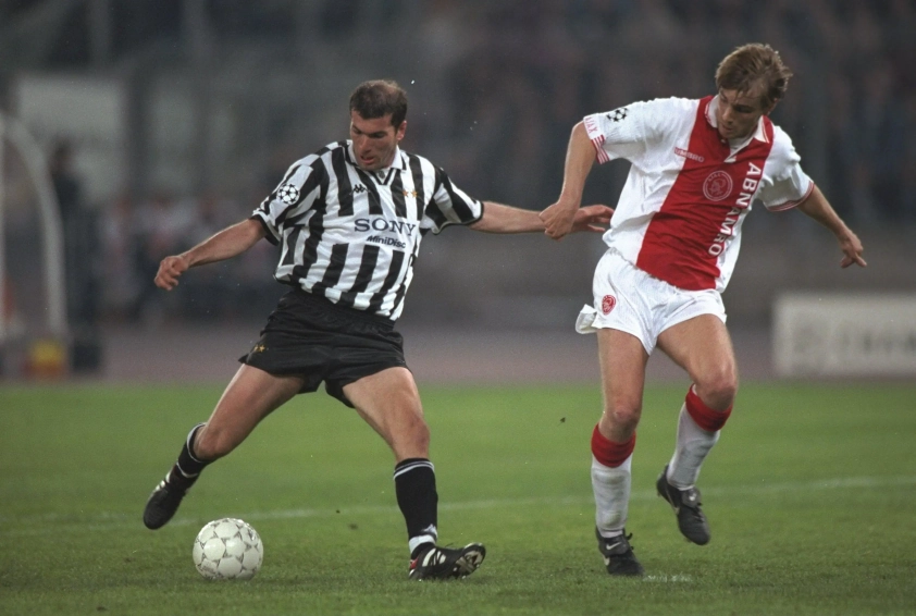 Zinedine Zidane showing attacking midfielder technique in midfield