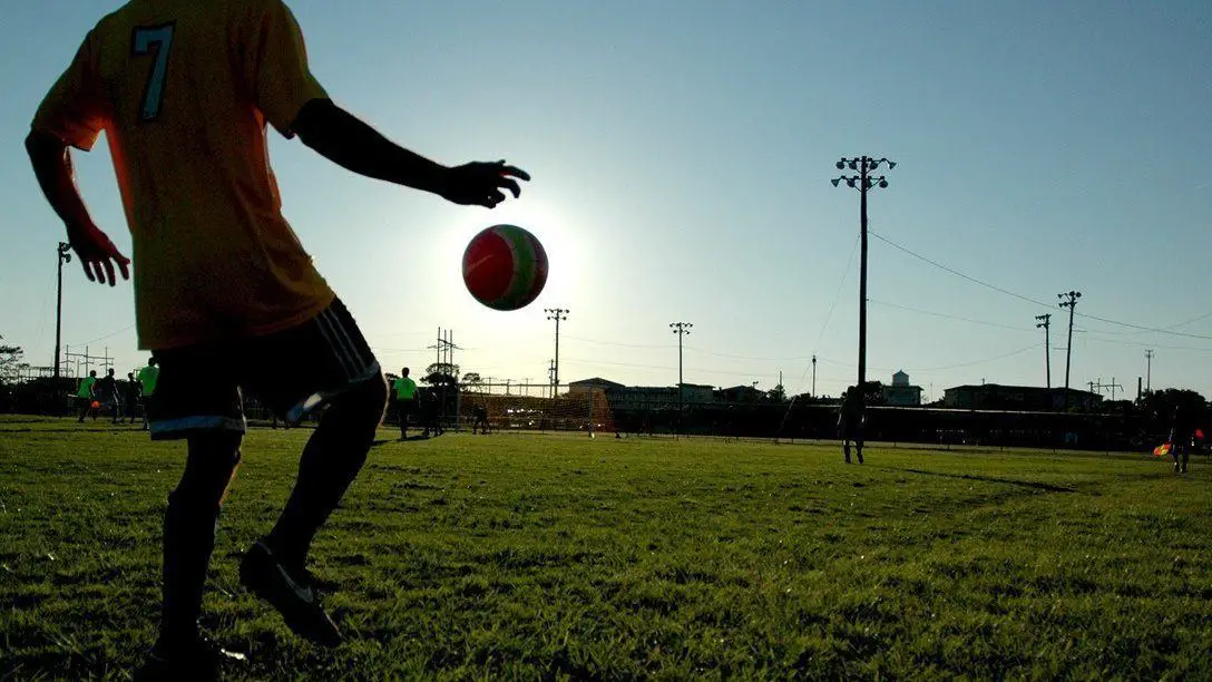Malabares de fútbol para principiantes.